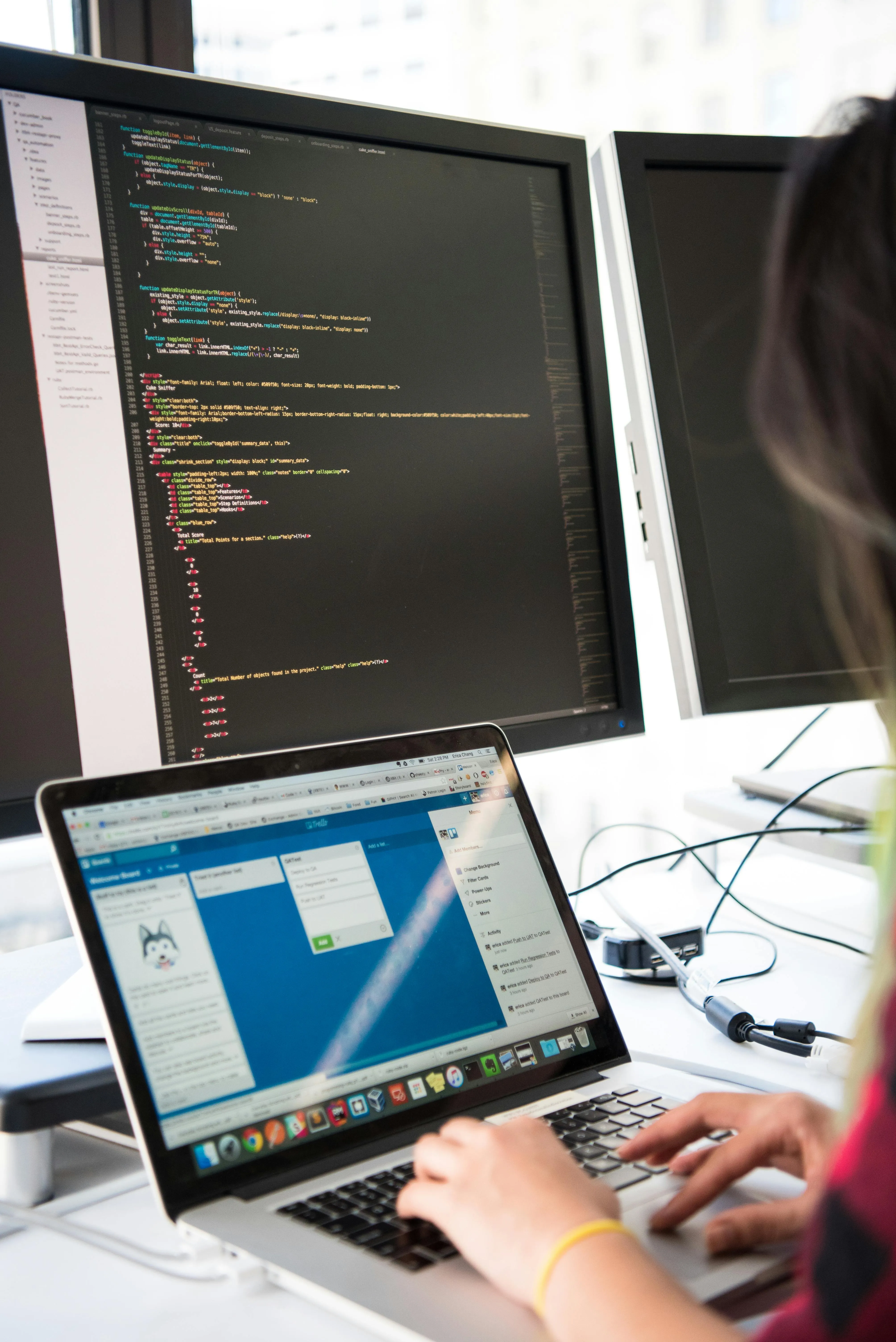 Code op computerscherm met vrouw