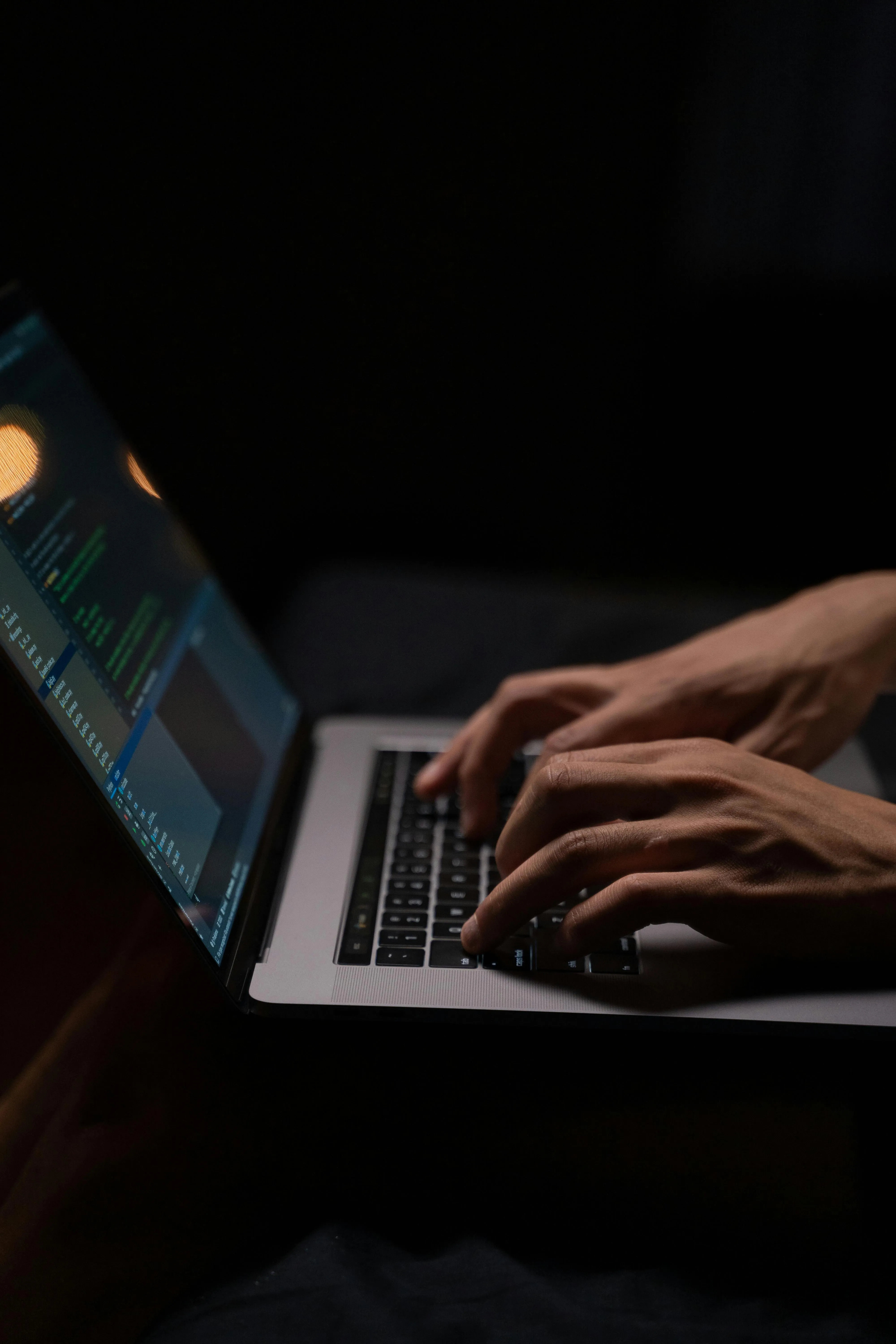 Laptop met code op het scherm