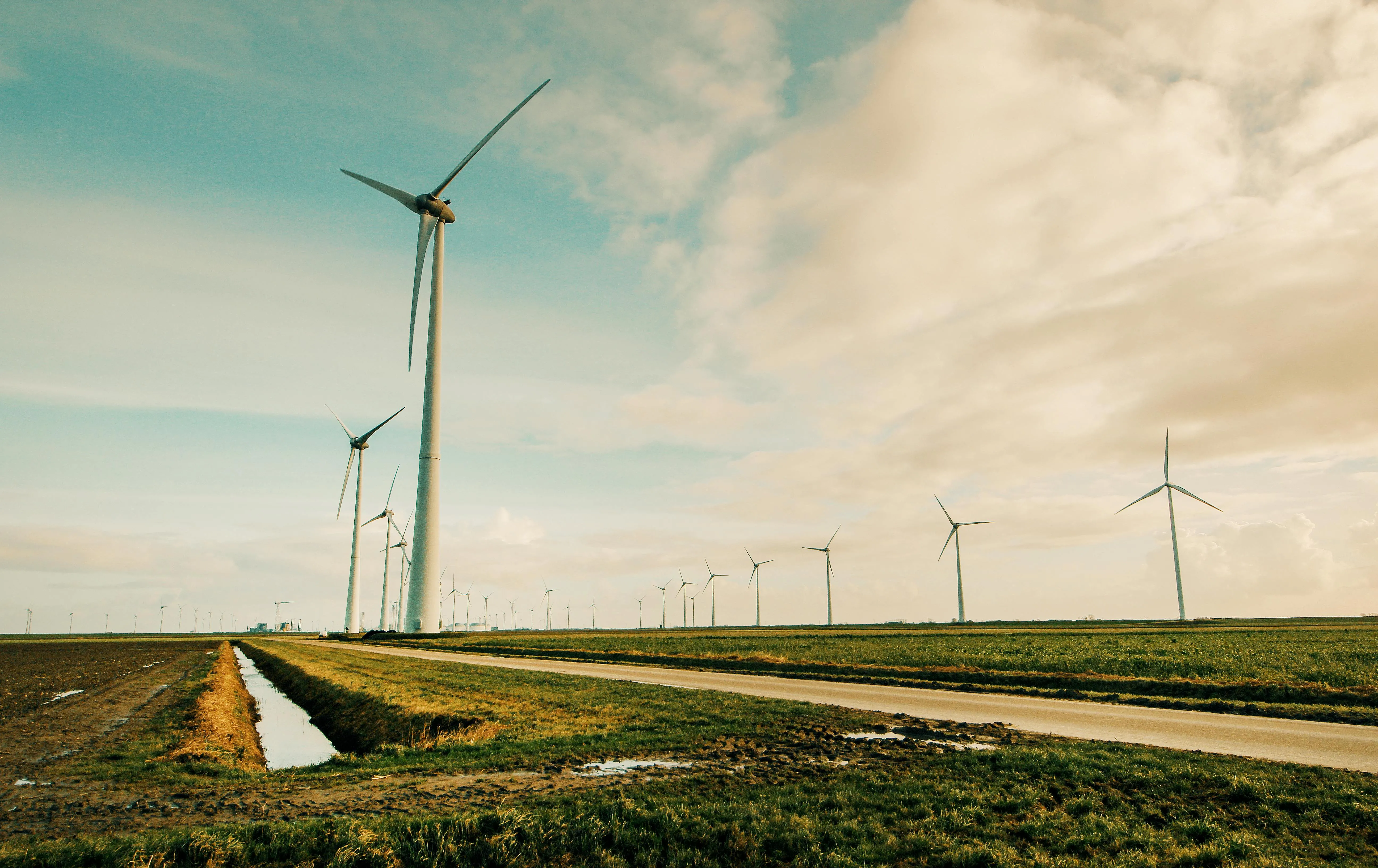 Eemshaven (Groningen) landschap met windmolens